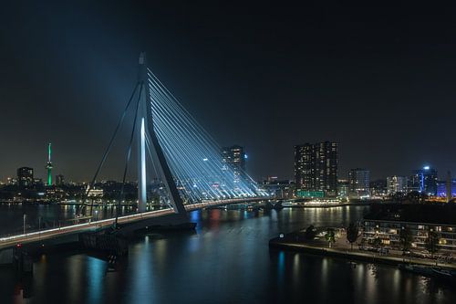 De Erasmusbrug met het zicht op de binnenstad van Rotterdam