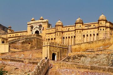 Amber Fort bij Jaipur in India van Roland Brack