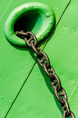Ankerketting op de groene boeg van een schip abstract