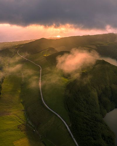 Zonsondergang boven de Azoren – Mist, Heuvels en Atlantische Gloed