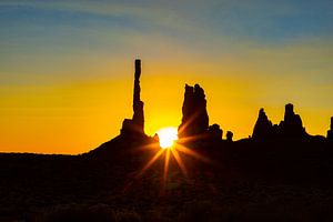 Sonnenaufgang im Monument Valley am Totempfahl