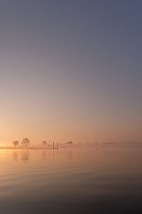 Schöner Sonnenaufgang an einem Steg