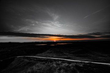 Zonsondergang duinen paal 14 Texel Zwart Wit  van Axel Lap