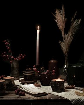 l'automne de la vie | table avec bougie, herbes et poterie | beaux-arts photographie couleur nature  sur Nicole Colijn