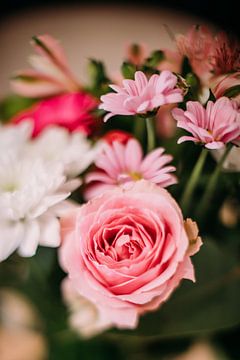 Bouquet de fleurs sur Jacqueline Anders