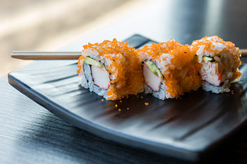 Sushi Deluxe – moderne kulinarische Wanddekoration mit kalifornischer Sushi-Rolle