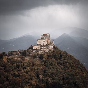Regnerischer Morgen an der Sacra di San Michele, Piemont, Italien