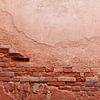 Abstracte fotografie: zalmroze muur met veel textuur van Danielle Roeleveld