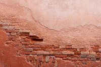 Abstracte fotografie: zalmroze muur met veel textuur