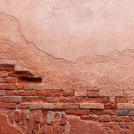 Photographie abstraite : mur rose saumoné avec beaucoup de texture sur Danielle Roeleveld