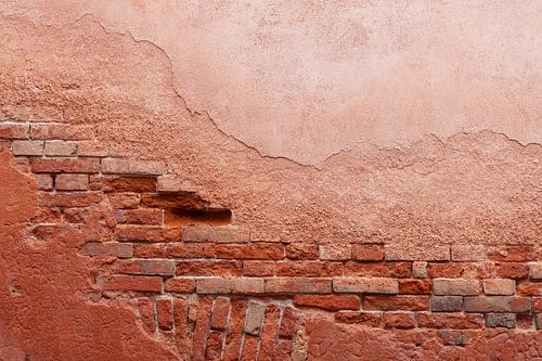 Abstrakte Fotografie: Lachsrosa Wand mit viel Textur