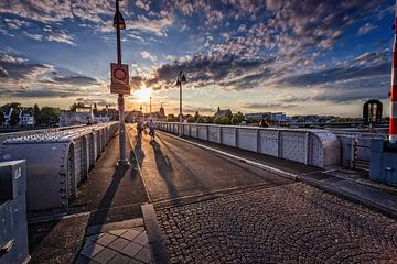 Servaasbrug in Maastricht bij zonsondergang van Rob Boon