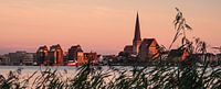 Blick über die Warnow auf die Hansestadt Rostock am Abend
