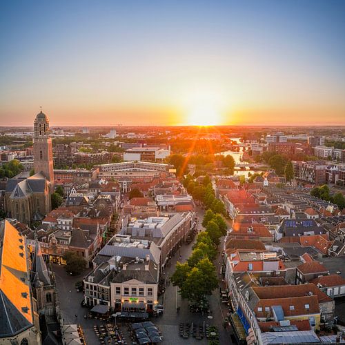 Zwolle tijdens een lentezonsondergang van bovenaf gezien