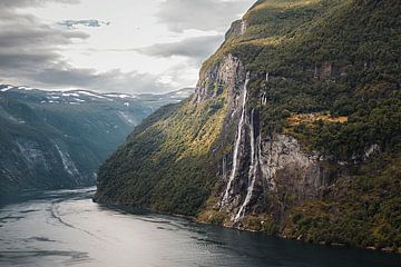 Chute d'eau dans le fjord de Gairanger en Norvège sur Thomas Heitz