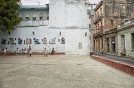 Männer spielen Fußball auf den Straßen von Havanna. Havanna, Kuba von Tjeerd Kruse Miniaturansicht