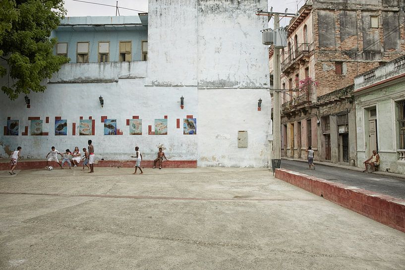 Männer spielen Fußball auf den Straßen von Havanna. Havanna, Kuba von Tjeerd Kruse