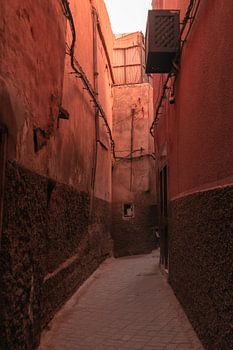 Gasse in Marrakesch mit warmen Erdtönen