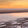 Zeegezicht, Strand en de Noordzee bij een zonsondergang van eric van der eijk
