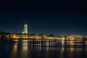 Deventer skyline bij nacht van Arjen Roos