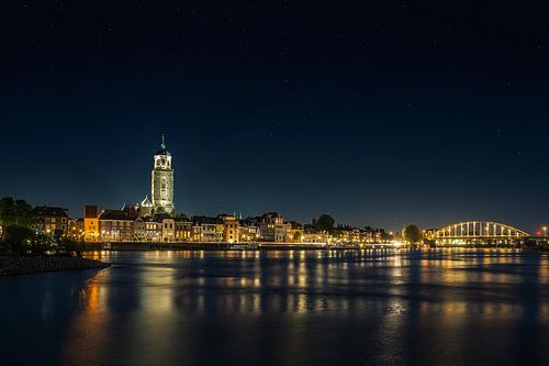 Deventer skyline bij nacht