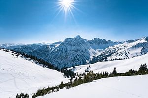 Vue hivernale dans les montagnes de Tannheim sur Leo Schindzielorz