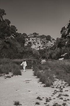 Frau spaziert am Strand vor den Felsen auf Mallorca von Photo Atelier