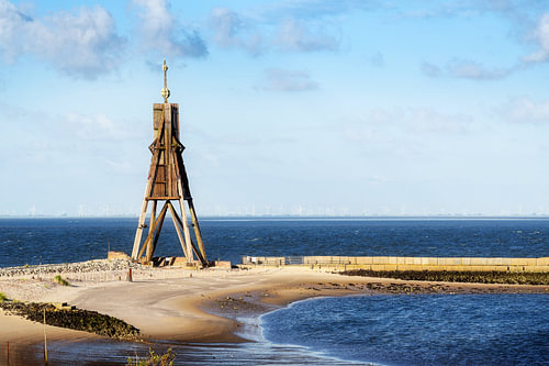 Kugelbake, altes Seezeichen und Wahrzeichen gegen den blauen Himmel, Symbol der Stadt Cuxhaven an de