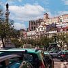 Blick über Taxis auf historische Gebäude in Lissabon von Jens Sessler