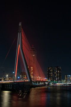 Erasmusbrug met rood verlichting - Rotterdam van Sebastian Stef
