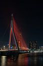 Erasmusbrug met rood verlichting - Rotterdam van Sebastian Stef thumbnail