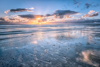 Zonnestralen boven het strand van Dishoek