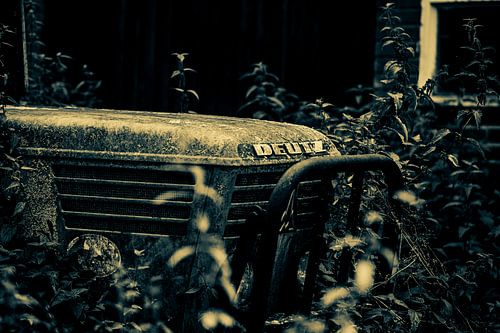 DEUTZ BLACK AND WHITE TRACTOR
