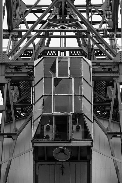 Lifting cranes in the port of Rotterdam. by Zaankanteropavontuur