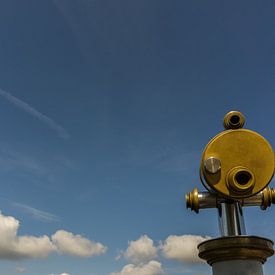 Ein Teleskop unter blauem Himmel von Andreas Marquardt