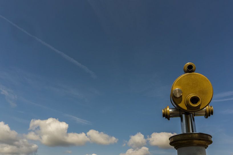 Ein Teleskop unter blauem Himmel von Andreas Marquardt