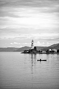 Monochrome Ruhe am Tobasee