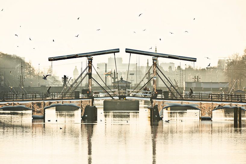 Die Magere Brücke über die Amstel in Amsterdam von Frans Lemmens