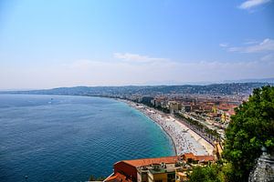 Blick in Nizza über die Promenade des Anglais an einem Sommertag.