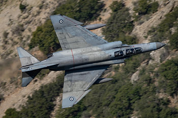 Niedrig fliegende griechische F-4 Phantom