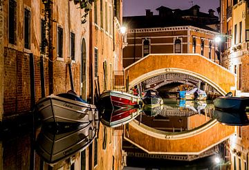 Spectaculair avond op de brug van een kanaal in Venetië van Mischa Corsius