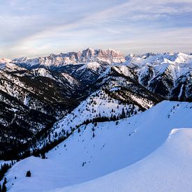 Winterliche Aussicht auf die Zugspitze von Leo Schindzielorz