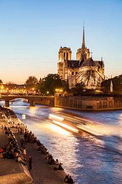 Kathedrale Notre-Dame in Paris am Abend von Werner Dieterich