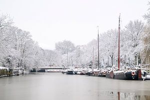 Die Stadt Zwolle an einem kalten Wintermorgen mit Schnee