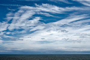 Wolkenspel boven zee
