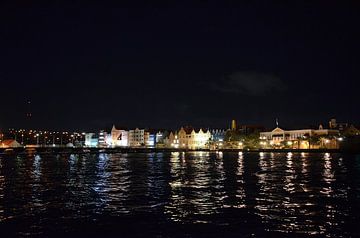 Handelskade van Punda in de nacht van Karel Frielink