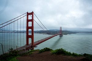 Neblige Golden Gate Bridge von Bart van Vliet