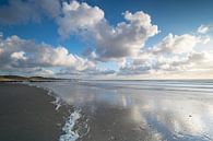 Weerspiegeling wolken strand Zoutelande van Bas Verschoor thumbnail