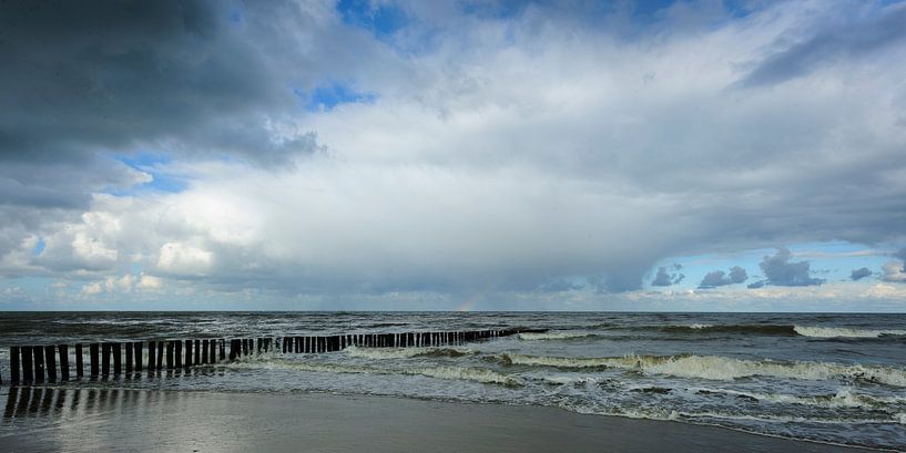 Bedrohlicher Himmel mit Regenbogen über ruhigem Meer (1) von Dirk Huckriede
