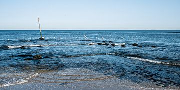 Zeezicht met golfbreker vanaf het strand van Scheveningen van MICHEL WETTSTEIN